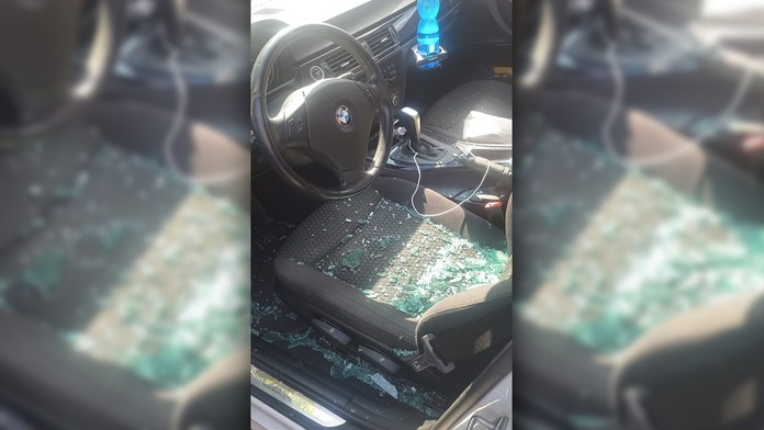 Rozbité sklo na aute po zásahu policajtov, ktorí vyslobodzovali chlapca z uzamknutého auta.