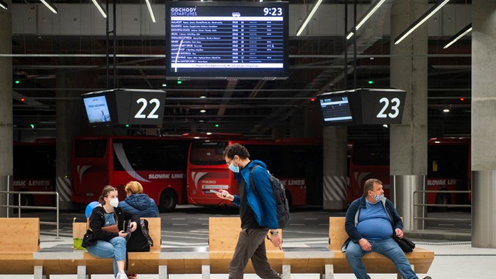 Návštevníci a cestujúci počas otvorenia novej bratislavskej Autobusovej stanice Nivy.