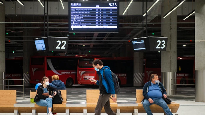 Návštevníci a cestujúci počas otvorenia novej bratislavskej Autobusovej stanice Nivy.