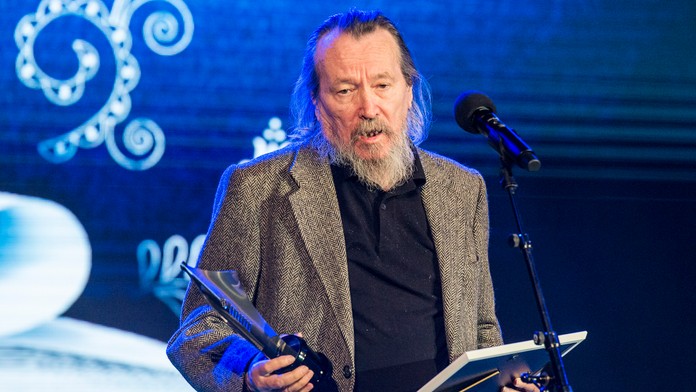 Komisár NHL Bill Daly (vľavo) odovzdáva kapitánovi St. Louis Alexovi Pietrangelovi trofej Clarence S. Campbella.