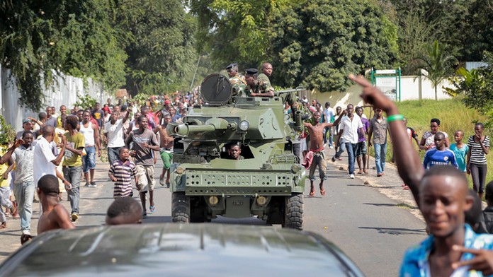 Vládni vojaci po prevrate v Burundi.