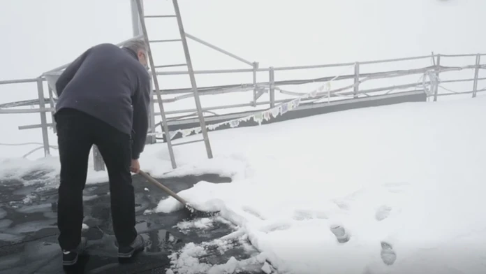 Na meteorologickej stanici na Lomnickom štíte museli odhŕňať čerstvý sneh.
