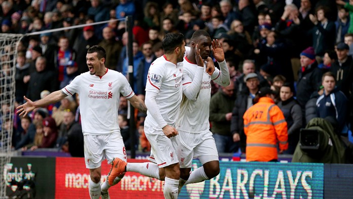 Vľavo Christian Benteke (Liverpool).