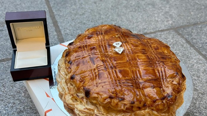 Rodina našla v koláči z pekárne skutočný poklad. Ukázalo sa, že to nebola náhoda