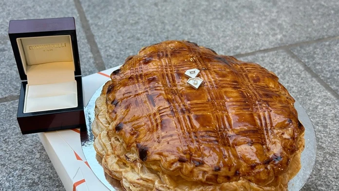 Rodina našla v koláči z pekárne skutočný poklad. Ukázalo sa, že to nebola náhoda