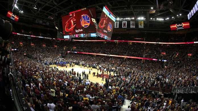 Fanúšikovia stoja pred tretím zápasom finále play off zámorskej basketbalovej NBA Cleveland Cavaliers - Golden State Warriors