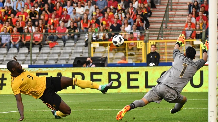 Romelu Lukaku (Belgicko) prekonáva brankára Kostariky Keylora Navasa.
