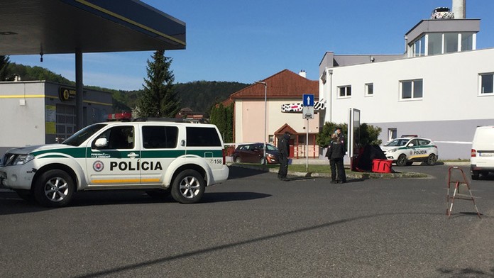 Na pumpe je množstvo policajtov.