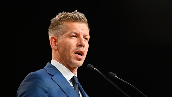 Slovensko musí najprv zrušiť zákon hroziaci Maďarom väzením, povedal Magyar Ficovi