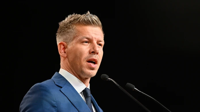 Slovensko musí najprv zrušiť zákon hroziaci Maďarom väzením, povedal Magyar Ficovi