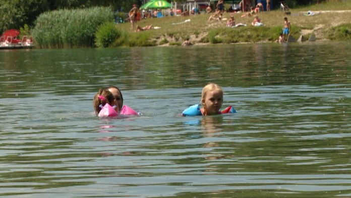 Deti na kúpalisku (ilustračná snímka)