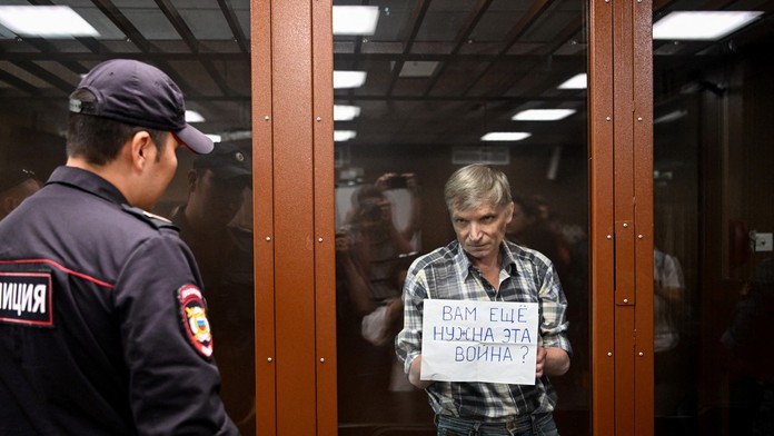 Ruský poslanec dostal sedem rokov väzenia za kritiku vojny na Ukrajine. Na súd prišiel s transparentom