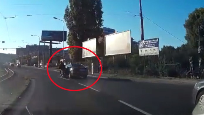 Zrážku motorkára s autom v Bratislave zachytila kamera. Tu je stanovisko polície