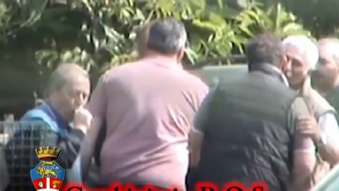 Na videosnímke ľudia identifikovaní políciou ako členovia zločineckej organizácie Ndrangheta.