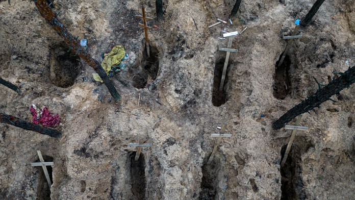 Exhumované neidentifikované hroby civilistov a ukrajinských vojakov na cintoríne v meste Izium.