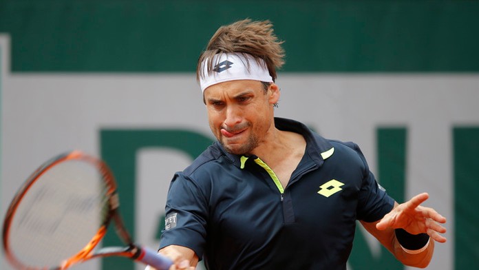 David Ferrer na Roland Garros odvracia loptičku Lukáša Lacka.