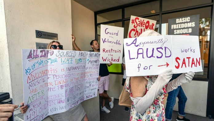 Protest proti povinnému očkovaniu študentov v Los Angeles.
