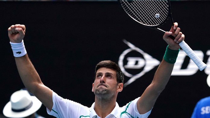 Ľudia na torontskom letisku nosia rúšky po šírení koronavírusu.