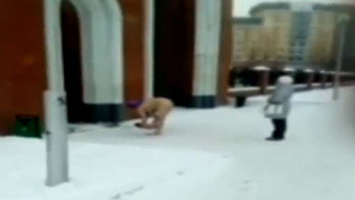 Nahá žena vyháňala pred kostolom diabla.