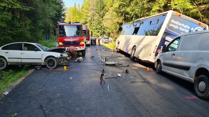 Zrážka dvoch áut a autobusu. Medzi Spišskou Novou Vsou a Rožňavou sa stala vážna nehoda