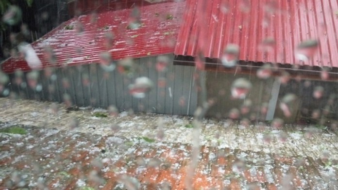 Búrka s krupami pri Nitre.