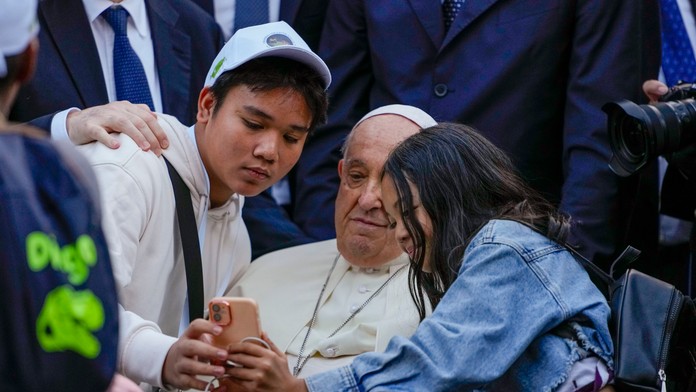 Pápež František s deťmi.