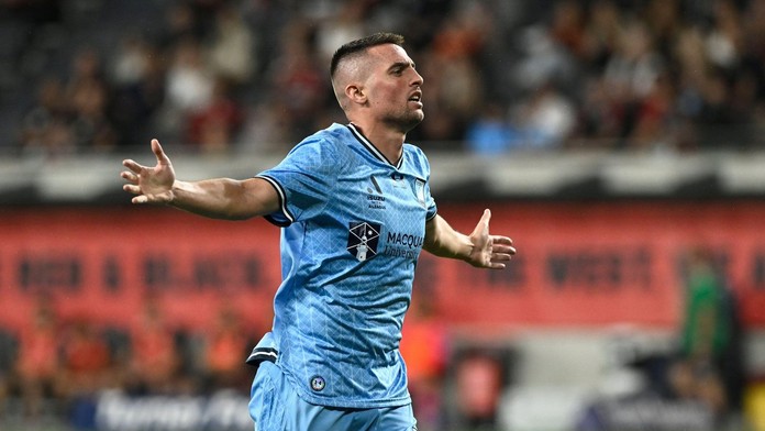 VIDEO: Na Oscara? Mak dostal kurióznu červenú kartu. Jeho súper incident poriadne prikrášlil