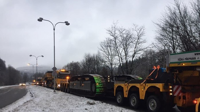 Prevoz demolačného stroja.