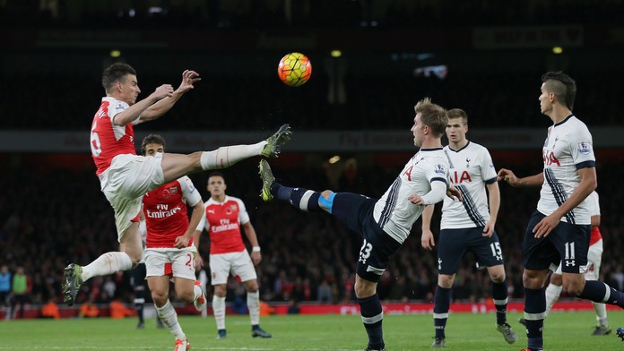 Boj o loptu počas zápasu medzi hráčmi Arsenalu Londýn a Tottenheimu