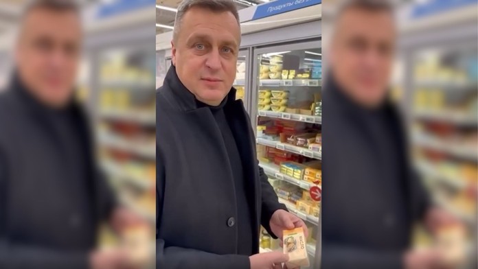 Andrej Danko ukazuje maslá v ruskom obchode 