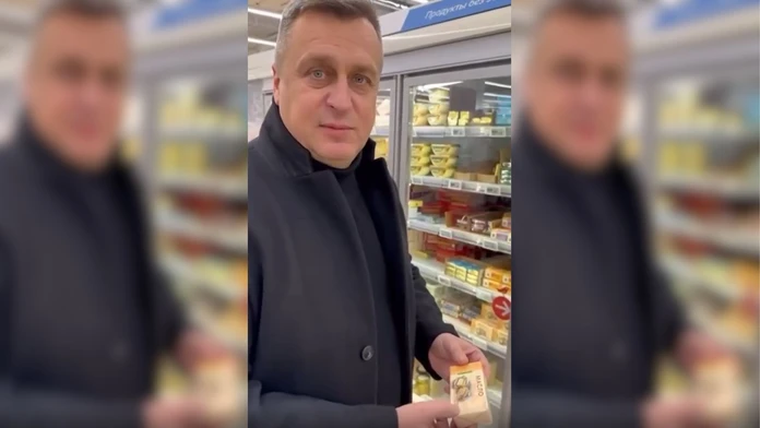 Andrej Danko ukazuje maslá v ruskom obchode 