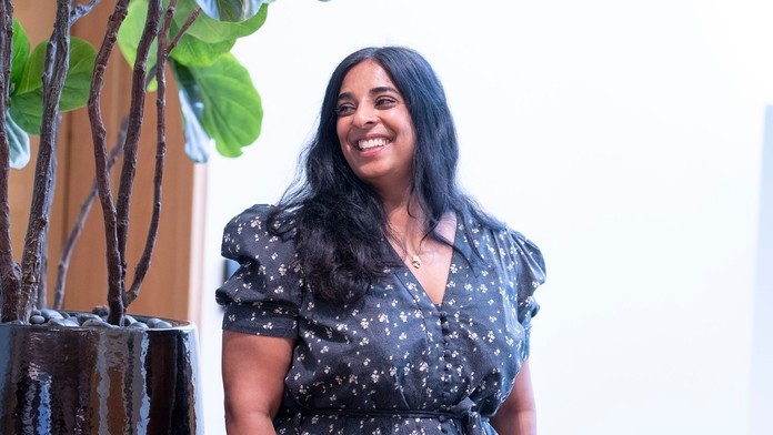 VIDEO: Nórska ministerka ukázala na podujatí Pride prsia a zožala ovácie. Jej odvahu ocenil aj premiér