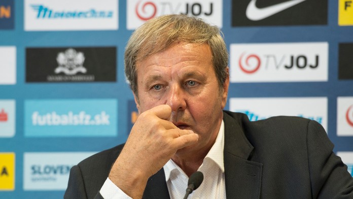 Tréner slovenskej futbalovej reprezentácie Ján Kozák počas tlačovej konferencie.