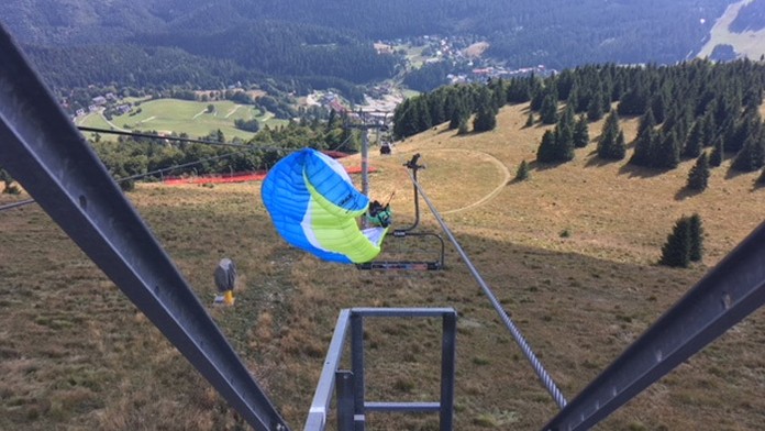 Paraglajdista zamotal do lana sedačkovej lanovky na Donovaloch.