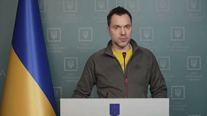 Zelenského poradca Arestovyč odstúpil z funkcie. Kajá sa za výrok, ktorým nahral ruskej propagande