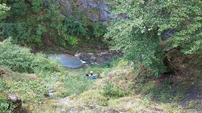 Telo nebohej vytiahli exponovaným terénom na chodník lanovou technikou.