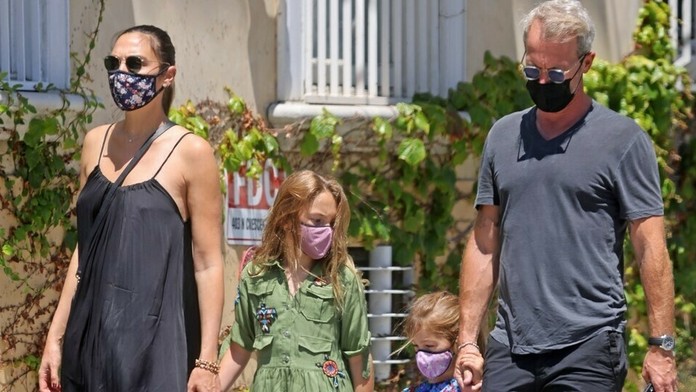 Herečka s manželom a dcérkami