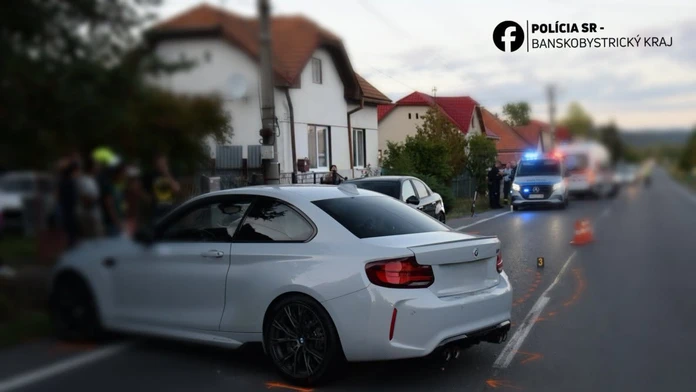 FOTO: Nemala vodičák, napriek tomu sadla za volant. Žena (20) nabúrala do zaparkovaného auta