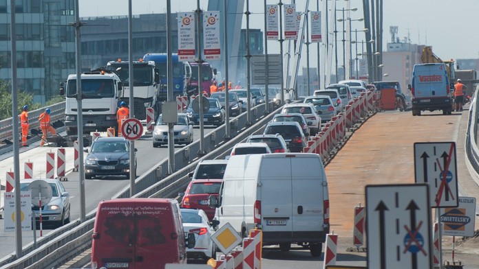 Výmena asfaltu na Moste SNP.