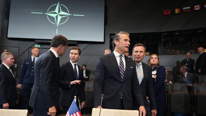 USA posúdia prítomnosť svojich vojsk a základní v Európe, oznámil Hegseth