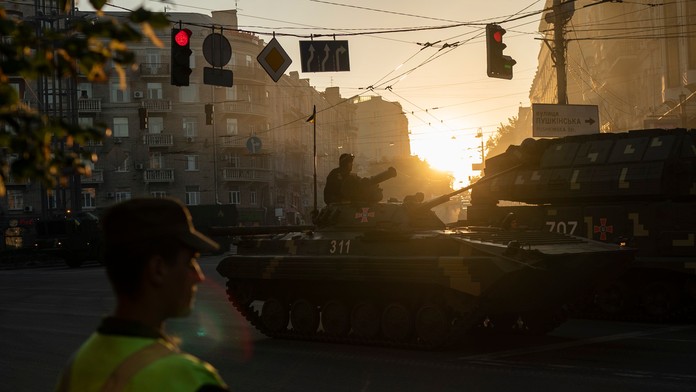 Bojové vozidlo ukrajinskej armády hliadkuje v Kyjeve.