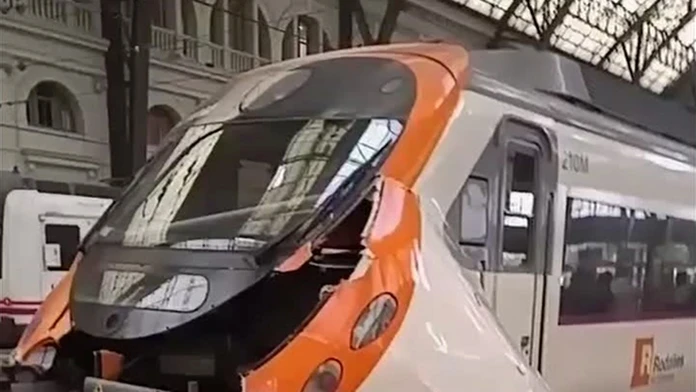 Prímestský vlak regionálnej katalánskej spoločnosti Rodalies po náraze.
