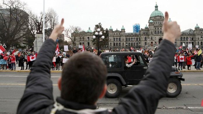 Tisíce ľudí protestovali proti očkovaniu.