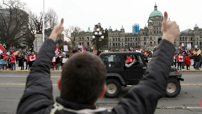 Tisíce ľudí protestovali proti očkovaniu.