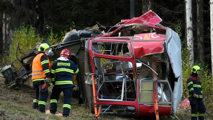 Hasiči pri zrútenej lanovke.
