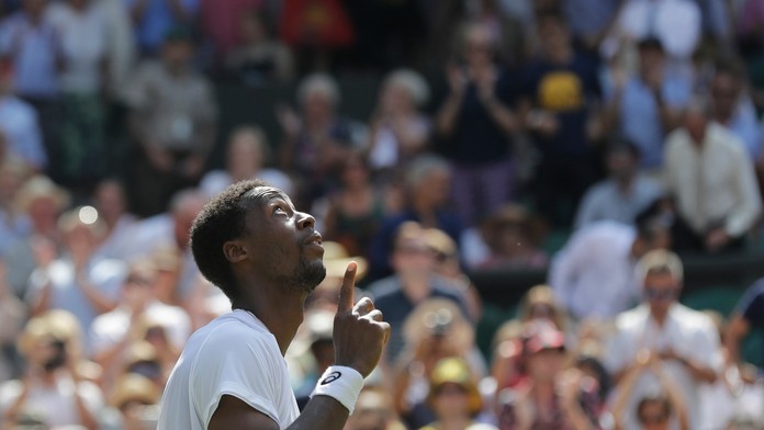 Francúzsky tenista Gael Monfils oslavuje triumf v 3. kole Wimbledonu 2018.