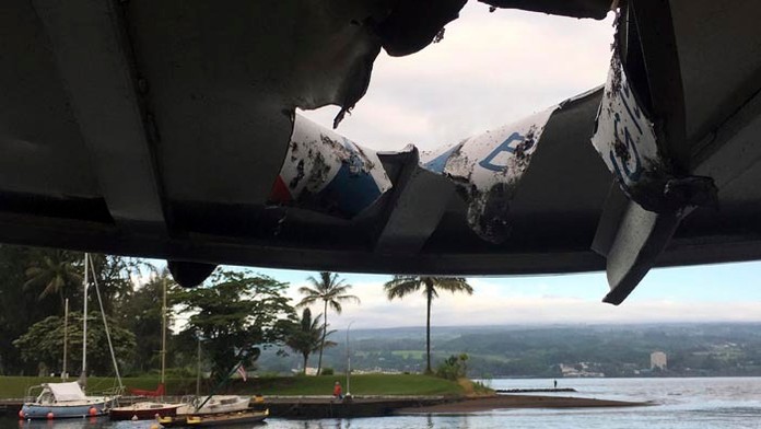 Zničená turistická loď.