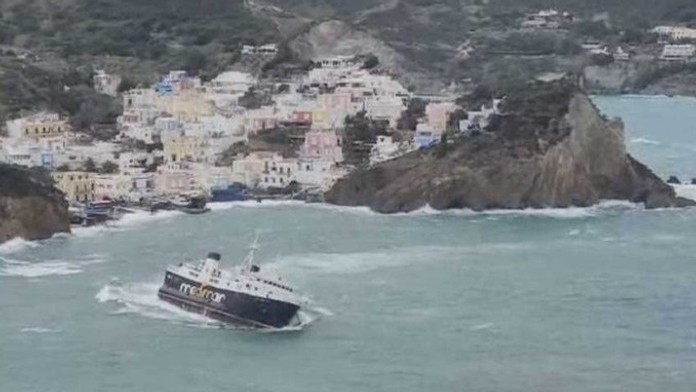 VIDEO: Ľudia kričali od hrôzy, autá lietali zo strany na stranu. Obrovské vlny takmer potopili trajekt