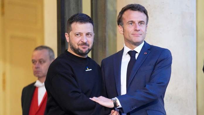 Ukrajinský prezident Volodymyr Zelenskyj (vľavo) a francúzsky prezident Emmanuel Macron.