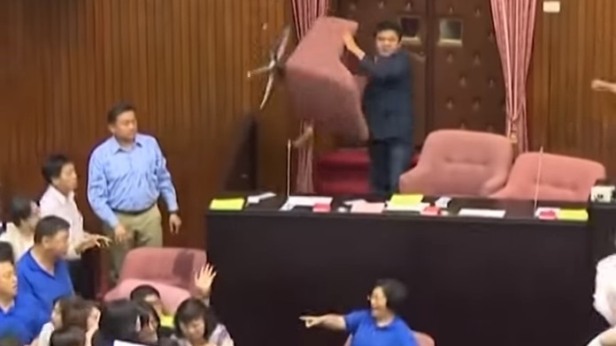 Bitka v taiwanskom parlamente.